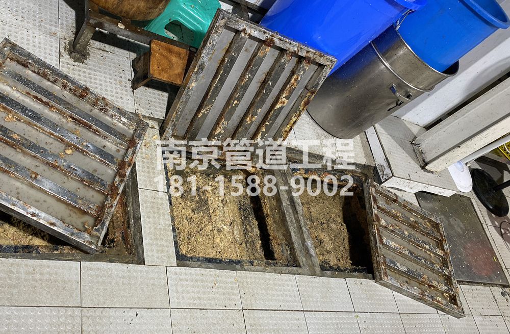 278和凤镇城管中队食堂隔油池清理