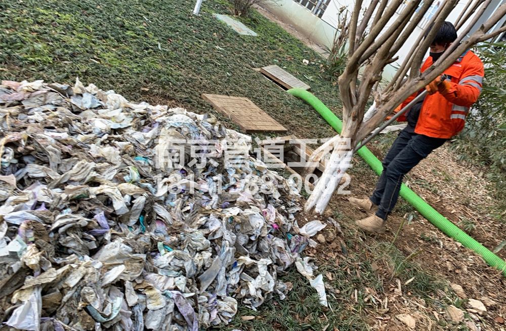 315和凤镇化粪池垃圾清理